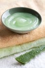 Aloe vera gel and fresh aloe leaf — Stock Photo