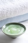 Aloe vera gel and towels — Stock Photo