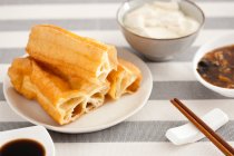 Comida chinesa, youtiao e geléia de tofu servido no prato — Fotografia de Stock