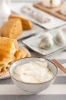 Gelatina di soia con cibo e bacchette servite sul tavolo — Foto stock