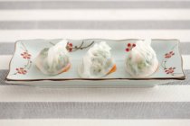 Chinese food, shrimp dumplings served on long plate — Stock Photo