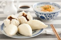 Cibo cinese, porridge di riso e focacce di maiale alla brace cantonesi — Foto stock