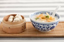 Chinesisches Essen Reisbrei und kantonesische gegrillte Schweinsbrötchen — Stockfoto