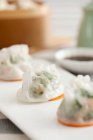 Китайская еда, кнедлики с креветками на длинной тарелке — стоковое фото