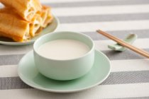 Latte di soia, bastoncini fritti dolci e bacchette — Foto stock