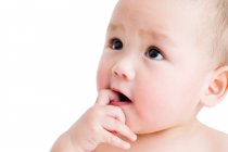 Mignon chinois bébé garçon main dans la bouche — Photo de stock