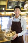 Junger Chinese arbeitet in Bäckerei — Stockfoto