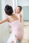 Маленькие китайские артисты балета отдыхают в танцевальной студии — стоковое фото