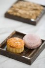 Torte tradizionali cinesi di luna servite su piatto di legno — Foto stock