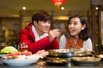Jeune couple chinois dînant dans un restaurant hotpot — Photo de stock