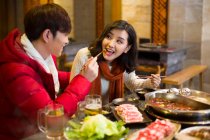 Giovane coppia cinese a cena nel ristorante hotpot — Foto stock