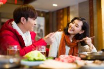 Jovem casal chinês jantando no restaurante hotpot — Fotografia de Stock