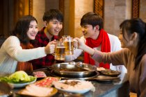 Giovani amici cinesi che bevono birra nel ristorante hotpot — Foto stock