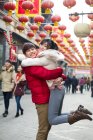 Молодая китайская пара с засахаренными ягодами из сена празднует китайский Новый год — стоковое фото