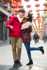 Giovane coppia cinese con bacche di haw candite che celebrano il capodanno cinese — Foto stock