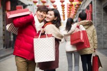 Счастливая молодая китайская пара делает покупки к китайскому Новому году — стоковое фото