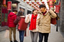 Щасливої китайської пари, яка купує продукти на китайський Новий рік. — стокове фото