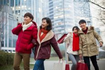 Heureux jeunes amis chinois faisant du shopping pour le Nouvel An chinois — Photo de stock
