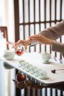 Plan recadré de femme effectuant cérémonie du thé, verser du thé — Photo de stock