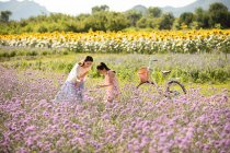 Китайская мать и дочь на цветочном поле — стоковое фото