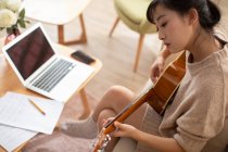 Donna imparare a suonare la chitarra a casa — Foto stock