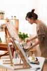 Junge Chinesin malt zu Hause — Stockfoto