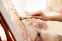 Jovem chinesa mulher pintura em casa — Fotografia de Stock