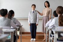 Giovane insegnante cinese che introduce un nuovo compagno di classe in classe — Foto stock