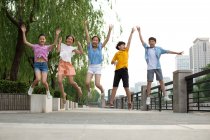 Adolescentes divirtiéndose al aire libre - foto de stock