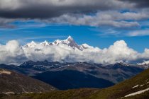 Montañas nevadas y cielo nublado en el Tíbet, China - foto de stock