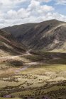 Carretera en escena montañosa en el Tíbet, China - foto de stock