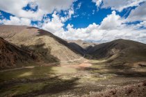 Hermoso paisaje montañoso con carretera distante en el Tíbet, China - foto de stock