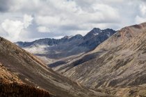 Felsige Berge und bewölkter Himmel in Tibet, China — Stockfoto
