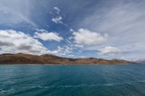 Ямдрокское озеро с холмами и облачным небом в Тибете, Китай — стоковое фото