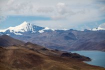 Montagnes enneigées et lac Yamdrok au Tibet, Chine — Photo de stock