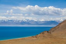 Lac Namu avec montagnes enneigées du Tibet, Chine — Photo de stock