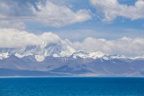 Lago Namu con montagne innevate del Tibet, Cina — Foto stock
