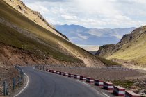 Vista da estrada vazia nas montanhas do Tibete, China — Fotografia de Stock