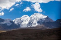 Сніжні гори Тибету на яскравому сонячному світлі (Китай). — стокове фото