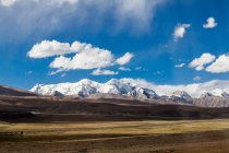 Сніжні гори Тибету на яскравому сонячному світлі (Китай). — стокове фото
