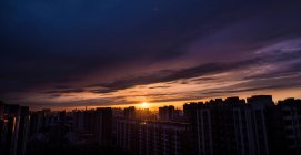 Закат над зданиями в Пекине, Китай — стоковое фото