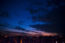 Небо над будівлями в Пекіні (Китай). — стокове фото