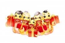 Família cobra feliz celebrando Ano Novo Chinês com presentes — Fotografia de Stock