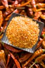 Chilisamen mit getrockneten ganzen Paprika, Nahaufnahme — Stockfoto