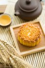 Китайский традиционный Лунный пирог на деревянной тарелке — стоковое фото