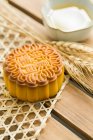 Mooncake chinês tradicional com espiguetas na mesa — Fotografia de Stock