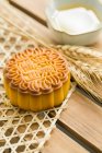 Mooncake tradizionale cinese con spikelets sul tavolo — Foto stock