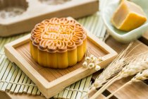 Mooncake chinois traditionnel sur plaque en bois de forme carrée — Photo de stock
