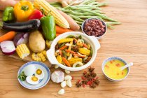Verschiedenes Gemüse und gekochtes Gemüsegericht und Sauce auf dem Tisch — Stockfoto