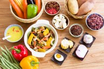 Асорті овочі приготована страва з інгредієнтами на столі — стокове фото